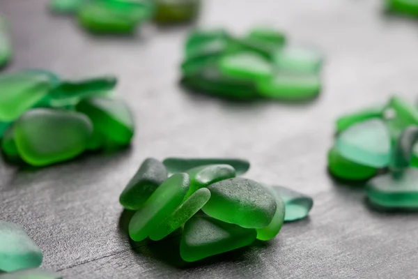 Pedaços verdes de vidro polido pelo mar — Fotografia de Stock
