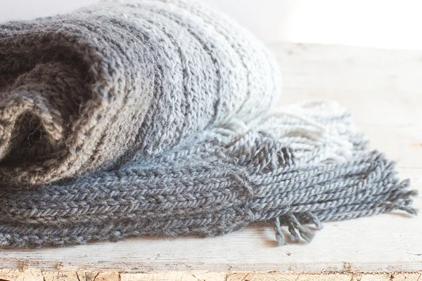 Вовняний сірий шарф з китицями — стокове фото