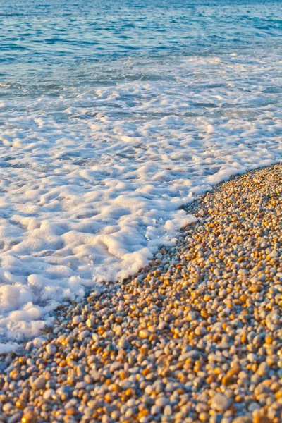 海边的鹅卵石 蓝色的泰瑞尼亚海波涛汹涌意大利卡拉布里亚 — 图库照片