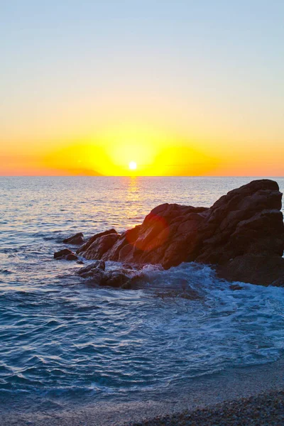 日落在岩石海岸上 意大利卡拉布里亚的Tyrhenian海日落 — 图库照片