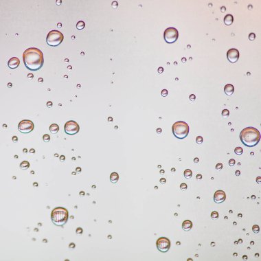 Pencereye su damlıyor. Yağmurlu arkaplan