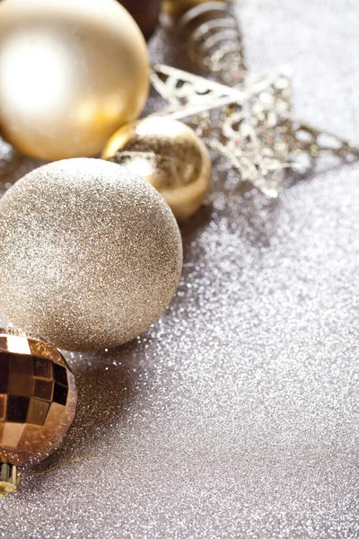 Weihnachten Goldene Dekorationen Nahaufnahme Auf Glitzerndem Hintergrund — Stockfoto