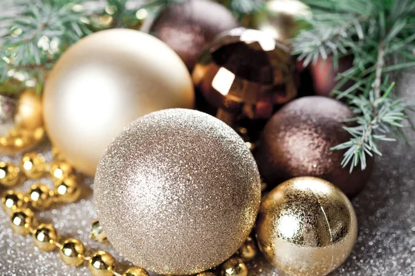 Χριστουγεννιάτικα Στολίδια Και Αειθαλές Κλαδί Έλατο Closeup Χρυσό Φόντο Glitter — Φωτογραφία Αρχείου