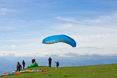 Monte San Vicino, İtalya - 1 Kasım 2020: Dağlarda paragliding, Marche, İtalya.
