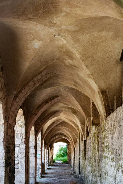 Beco Antigo Com Arcos Tijolo Cidade Velha San Nicola Island Fotos De Bancos De Imagens