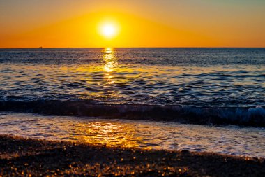 Denizin üstünde kızıl gün batımı. Güzel gün batımı. İtalya, Calabria 'da Tyrhenian Denizi gün batımı.
