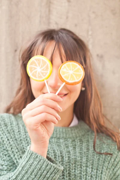 Retrato Mulher Muito Jovem Feliz Posando Com Pirulitos Doces Imagens De Bancos De Imagens