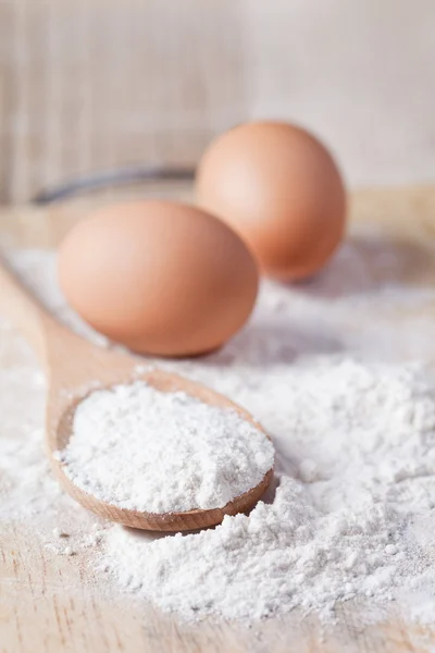 Mehl und Eier — Stockfoto