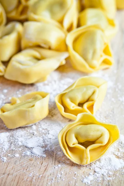 Niegotowane tortellini — Zdjęcie stockowe