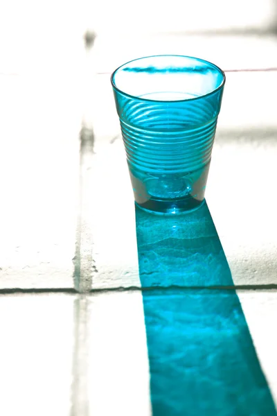 Blauwe leeg glas met reflectie — Stockfoto