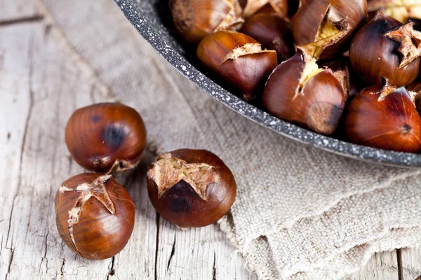 Castanhas assadas em uma panela — Fotografia de Stock