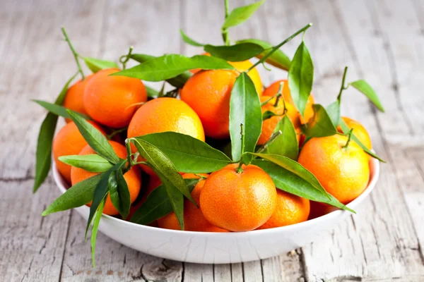 Färska mandariner i en skål — Stockfoto