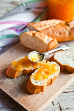 adet baget ile portakal marmelat