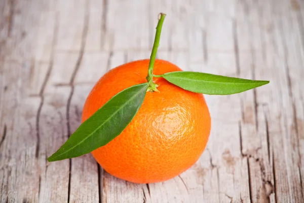 Fresh tangerine with leaves — Stock Photo, Image