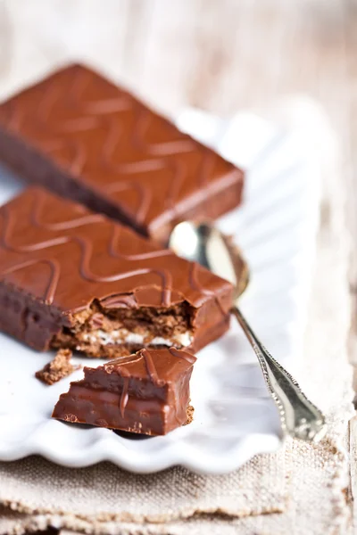 ダーク チョコレート ケーキとスプーン — ストック写真
