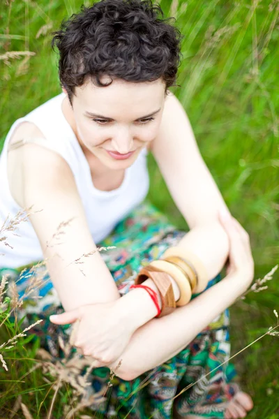 Nettes Mädchen ruht sich auf frischem Frühlingsgras aus — Stockfoto