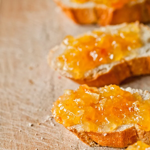 Trozos de baguette con mermelada de naranja — Foto de Stock