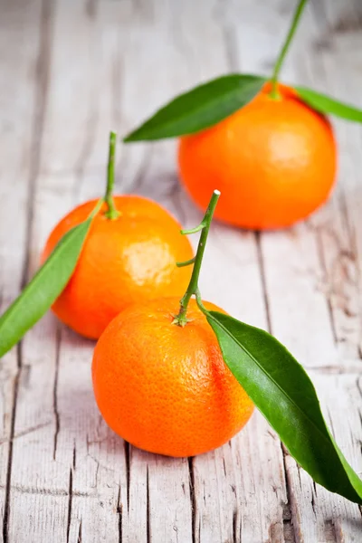 Mandarinas frescas con hojas — Foto de Stock