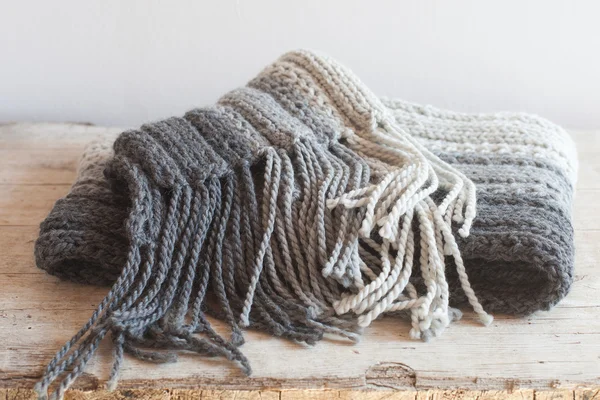 Вовняний сірий шарф з китицями — стокове фото