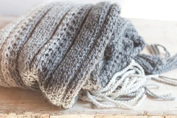 Wol grijs sjaal met franjes — Stockfoto