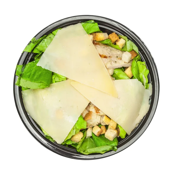 Салат з курячого цезаря, покритий скибочками сиру пармезан — стокове фото