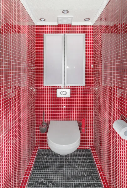 Het interieur van klein toilet, rode Glasmozaïek op muren — Stockfoto