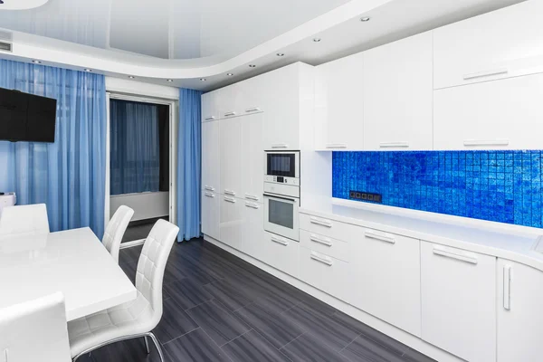 Ruime moderne witte blauwe interieur keuken / eetkamer — Stockfoto