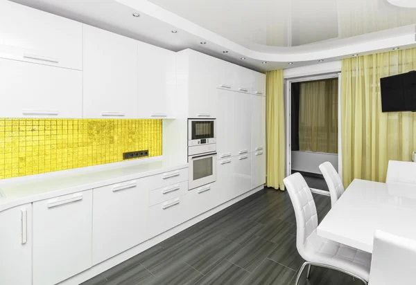 Ruime moderne witte gele interieur keuken / eetkamer — Stockfoto