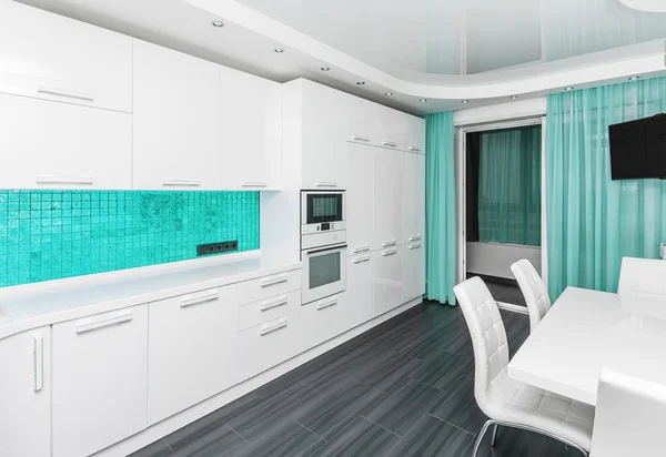 Ruime moderne witte turquoise interieur keuken / eetkamer — Stockfoto