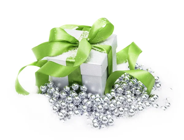 Confezione regalo con fiocco verde — Foto Stock