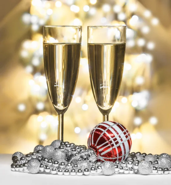 Červené vánoční koule, víno brýle — Stock fotografie