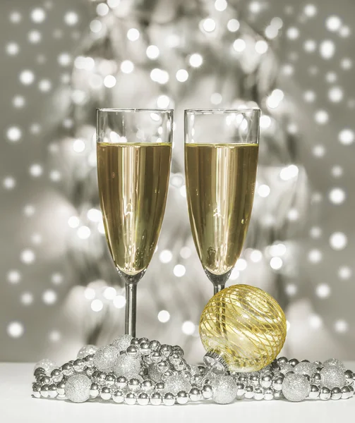 Gold christmas sphere, wine glasses — Stock Photo, Image