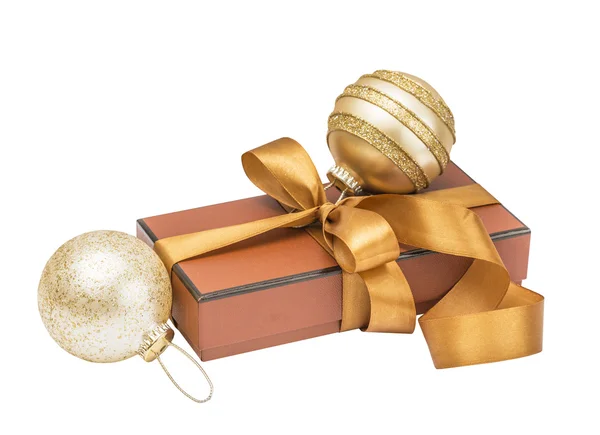 Vánoční dárková krabička s vánoční koule — Stock fotografie