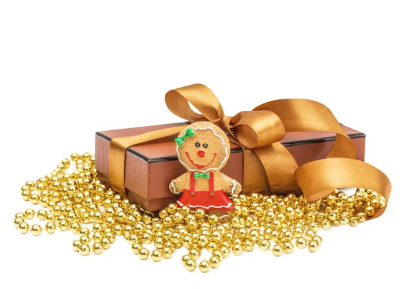 ゴールド クリスマス ボールとジンジャーブレッド クリスマス ギフト ボックス — ストック写真