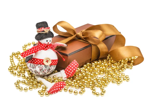 Snowmen, Christmas gift box with gold ball — Stock Photo, Image