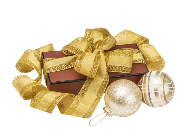 Caixa de presente de Natal com bola de Natal — Fotografia de Stock