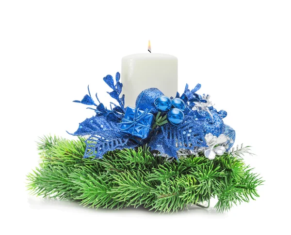 Composición azul navideña con una vela encendida —  Fotos de Stock