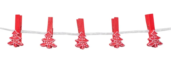 Weihnachtsschmuck, leere rote Fichtenwäscheklammern — Stockfoto