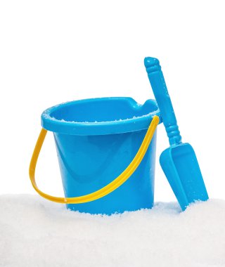 Mavi sarı kova ve kar ile dolu kürek