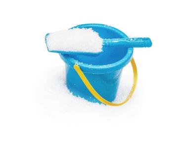 Mavi sarı kova ve kar ile dolu kürek