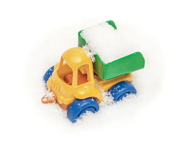 Φορτηγό παιχνίδι του παιδιού στο χιόνι, χιόνι που καλύπτονται — Φωτογραφία Αρχείου