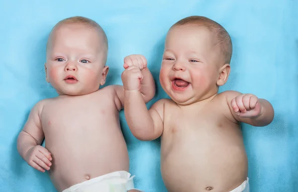 Twins is laughing on the blue — Stock Photo, Image