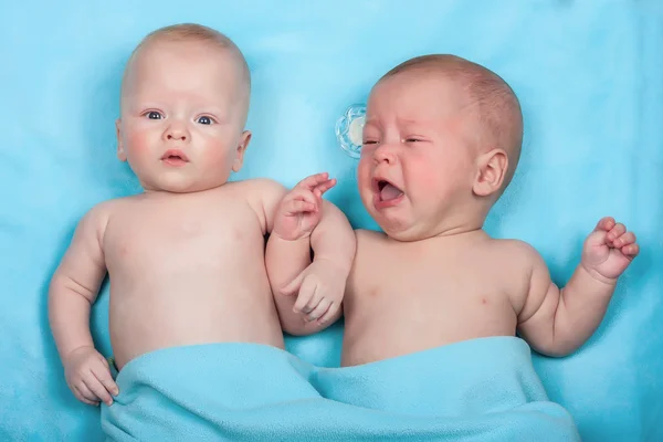 Twins is laughing on the blue — Stock Photo, Image