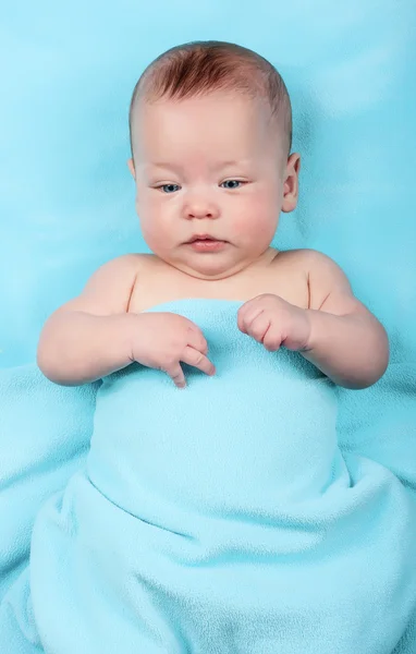 Bebê recém-nascido em azul — Fotografia de Stock