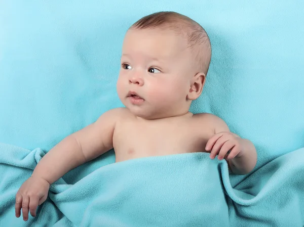 Bebê recém-nascido em azul — Fotografia de Stock