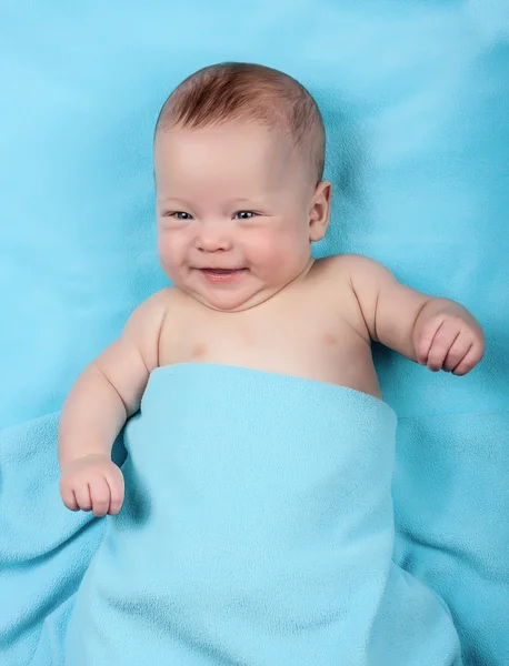 Neugeborenes Baby auf blau — Stockfoto