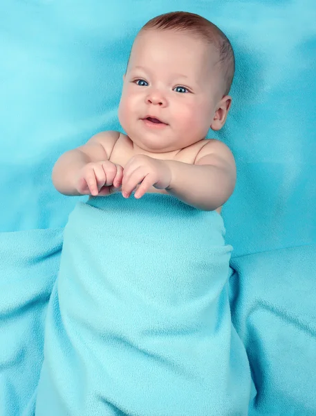 Neugeborenes Baby auf blau — Stockfoto