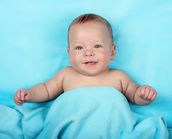 Bebê recém-nascido em azul — Fotografia de Stock