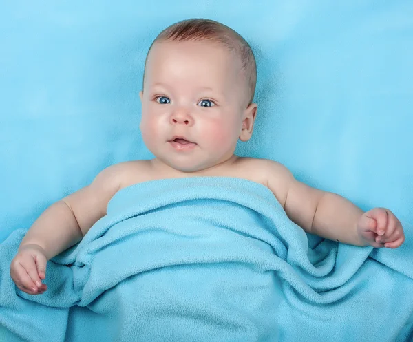 Pasgeboren baby op blauwe — Stockfoto