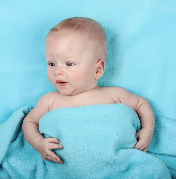 Bebê recém-nascido em azul — Fotografia de Stock